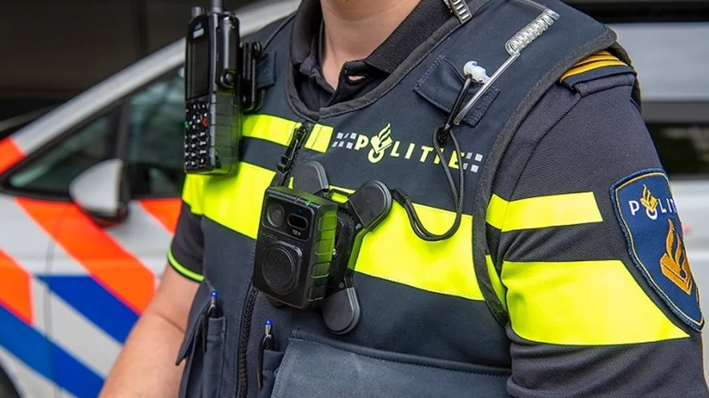 Oplichting Zwolse dame: Politie zoekt gewiekste pinner Oplichting Zwolse dame: Politie zoekt gewiekste pinner