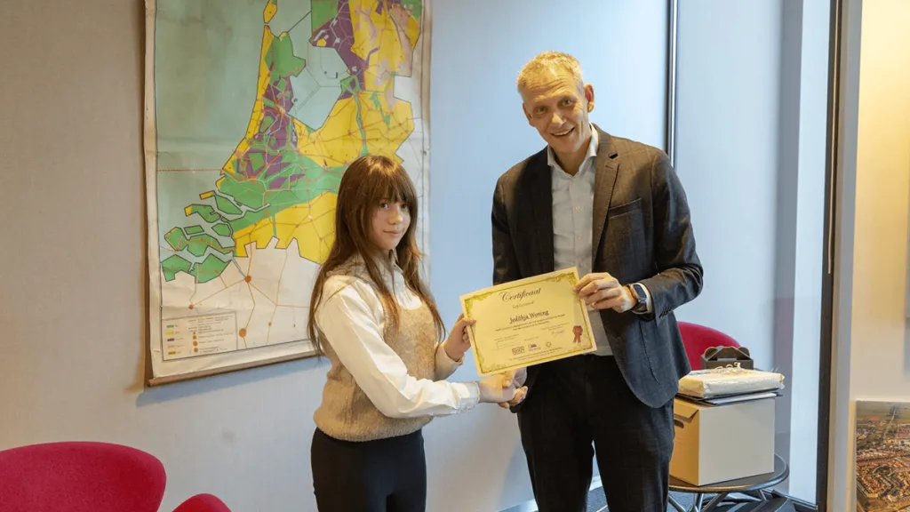Jedithja (12) reist zelfstandig: eerste certificaat in Zwolle Jedithja (12) reist zelfstandig: eerste certificaat in Zwolle