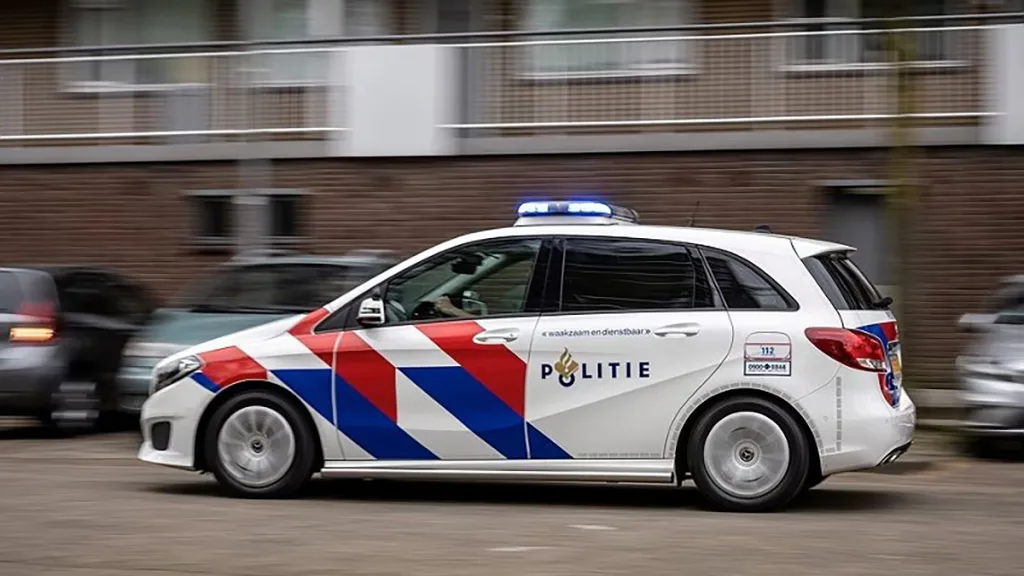 Gezocht: Man pint met gestolen pas na auto-inbraak Zwolle Gezocht: Man pint met gestolen pas na auto-inbraak Zwolle