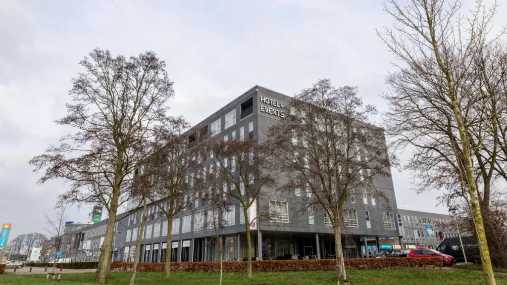 Hotel Lumen in Zwolle tijdelijk noodopvang voor nareizigers Hotel Lumen in Zwolle tijdelijk noodopvang voor nareizigers