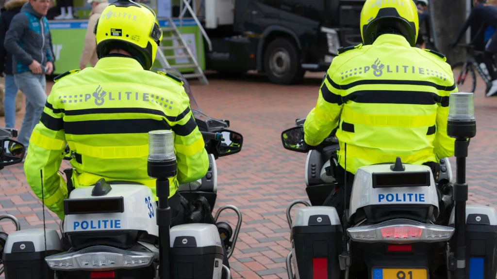 Politie zoekt dieven van €1.500 aan crèmes in Zwolle Politie zoekt dieven van €1.500 aan crèmes in Zwolle
