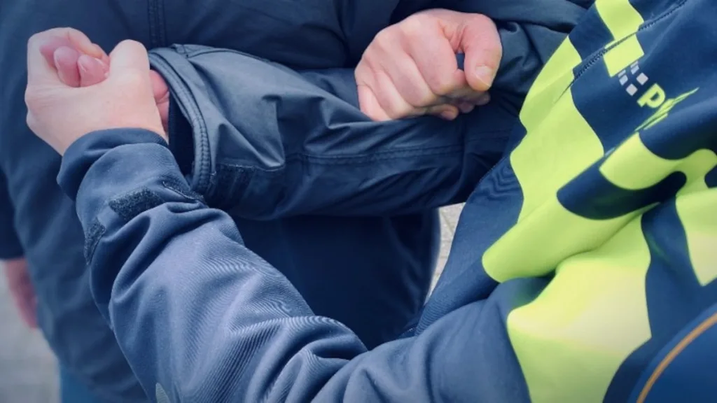 Politie houdt nepagent aan dankzij alerte beveiliger Politie houdt nepagent aan dankzij alerte beveiliger