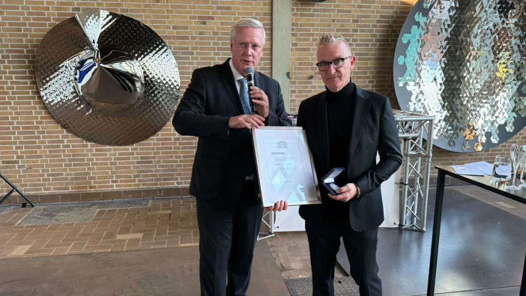 Zilveren erepenning Overijssel voor Ronald Westerhuis Zilveren erepenning Overijssel voor Ronald Westerhuis