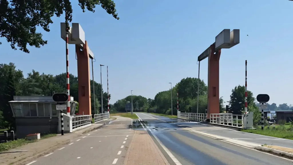 Bruggen Overijssel na 14.00 uur dicht door hitte